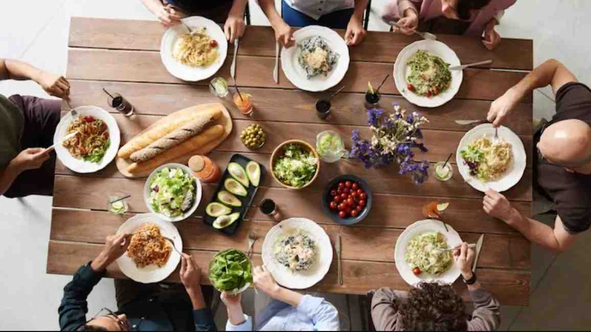 8 Smart Ways to Eat Healthy While Dining Out, Say NYC Nutritionist